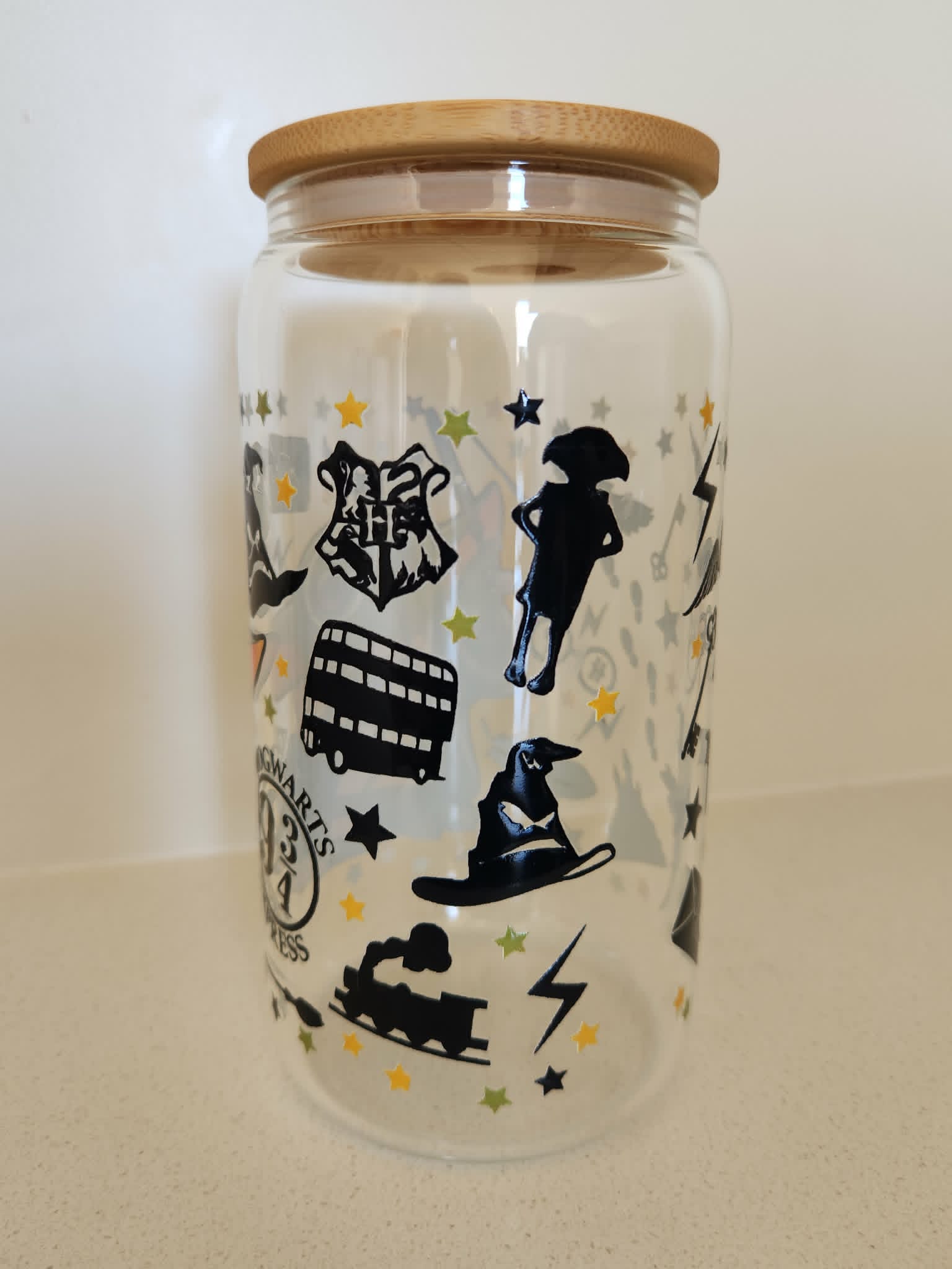 16oz Glass Libby Cup - Hogwarts icons design with crest, Dobby and Sorting Hat